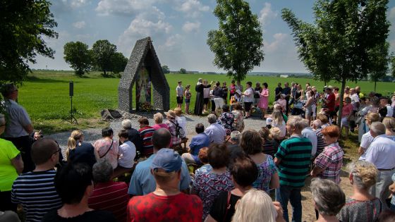 image:Image V prvním červnovém týdnu posvětil místní farář P. Marek Pawlica novou kapličku u Kobeřic.