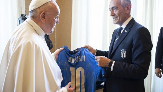 image:Image Šéf UEFA na audienci u papeže