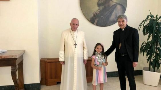 image:Image Papež přijal šestiletou Noemi