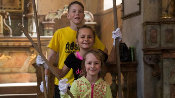 image:Image Děti farníků jsou často vítanými a ceněnými pomocníky při péči o kostel. Cítí se tu pak víc jako doma.