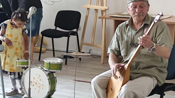 image:Image Režisér Evgeny Ibragimov zahrál kavkazské písně. Snímek archiv diecézní Charity