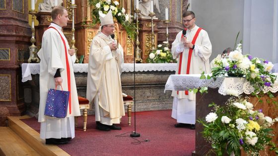 image:Image Právě vysvěcení jáhni Karel Honka a Jan Slepička s biskupem Martinem Davidem.