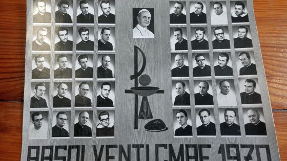 image:Image P. Václav Turza si prohlíží album se snímky ze svých dřívějších působišť.