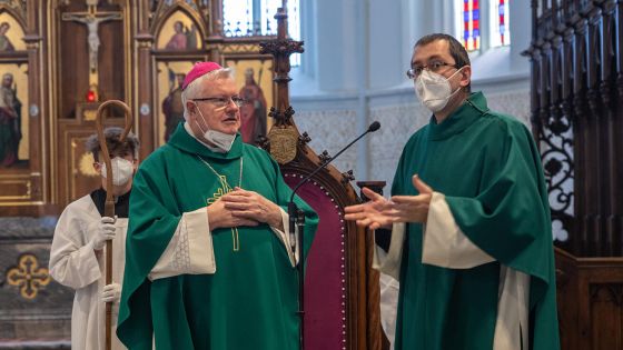 image:Image Apoštolský nuncius Charles D. Balvo s P. Tomášem Enderlem při mši svaté.