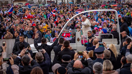 image:Image Čím jezdí Svatý otec?