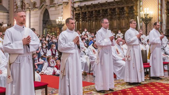 image:Image Pětice kněží nastupuje do služby