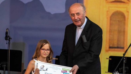 image:Image Při Večeru lidí dobré vůle arcibiskup Graubner předal ocenění výhercům dětské výtvarné soutěže. 