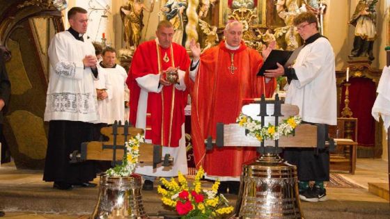 image:Image Svěcení zvonů se zúčastnil biskup Vlastimil Kročil a duchovní správce P. Petr Koutský. 