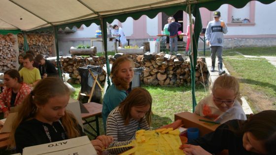 image:Image Zlaté sochy podle starozákonního příběhu o Danielovi a králi Nebúkadnesarovi vyráběly děti během pobytového tábora s mottem „Tajemství Daniela“ v Prusinách na jižním Plzeňsku.