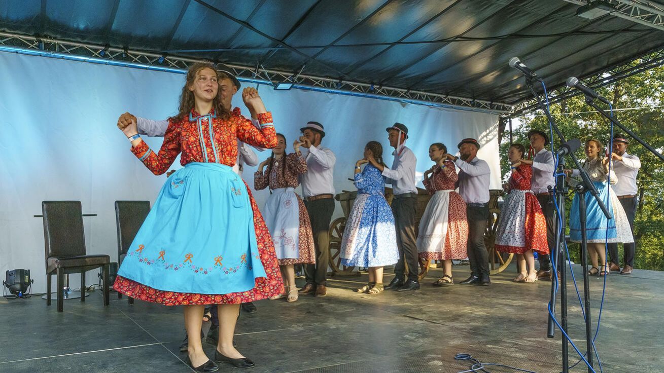 image:Image Folklorní vystoupení během oslav v rumunském Banátu.