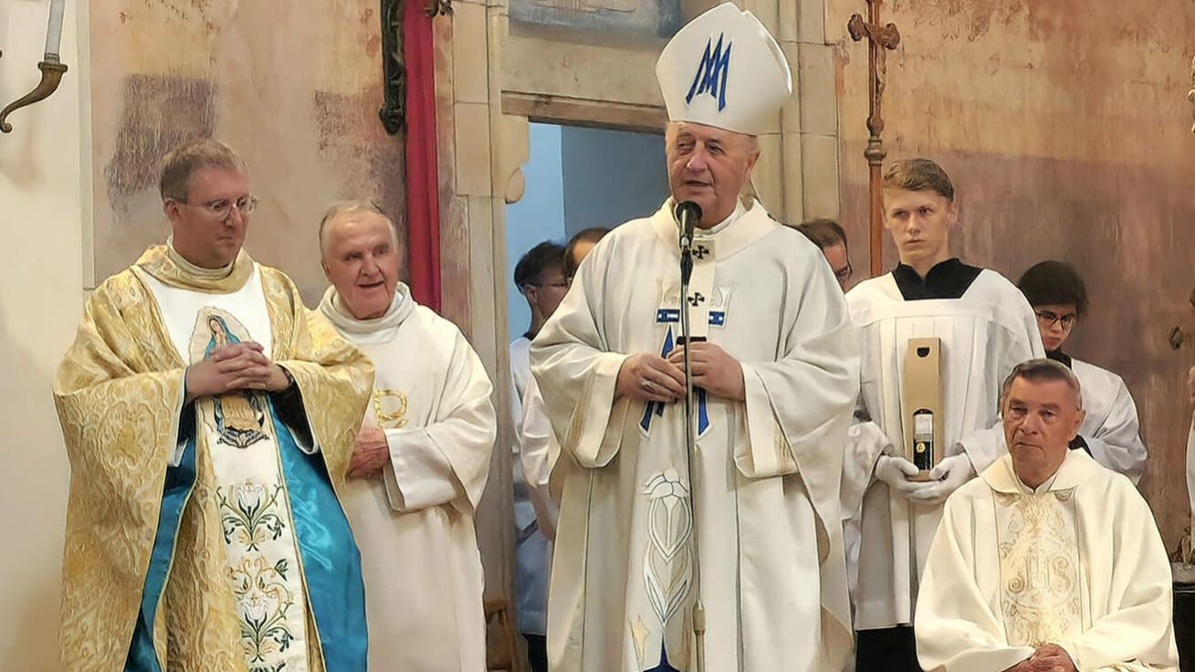 image:Image Arcibiskup Jan Graubner v kostele Nanebevzetí Panny Marie. Vlevo duchovní správce farnosti P. Martin Chleborád.