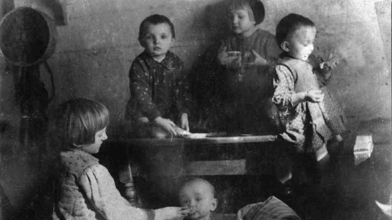 image:Image Manželé Ulmovi vlastnili fotoaparát, což byla na polském venkově v té době velká výjimka. Proto se také dochovalo mnoho fotek z běžného života jejich dětí.