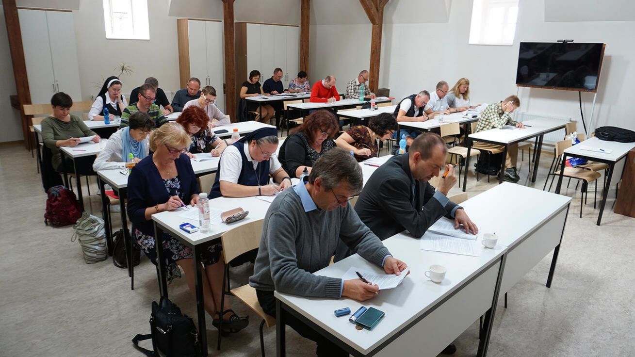 image:Image Na teologických fakultách se vzdělávají i nemocniční kaplani. Zde zakončují poslední běh v Olomouci.
