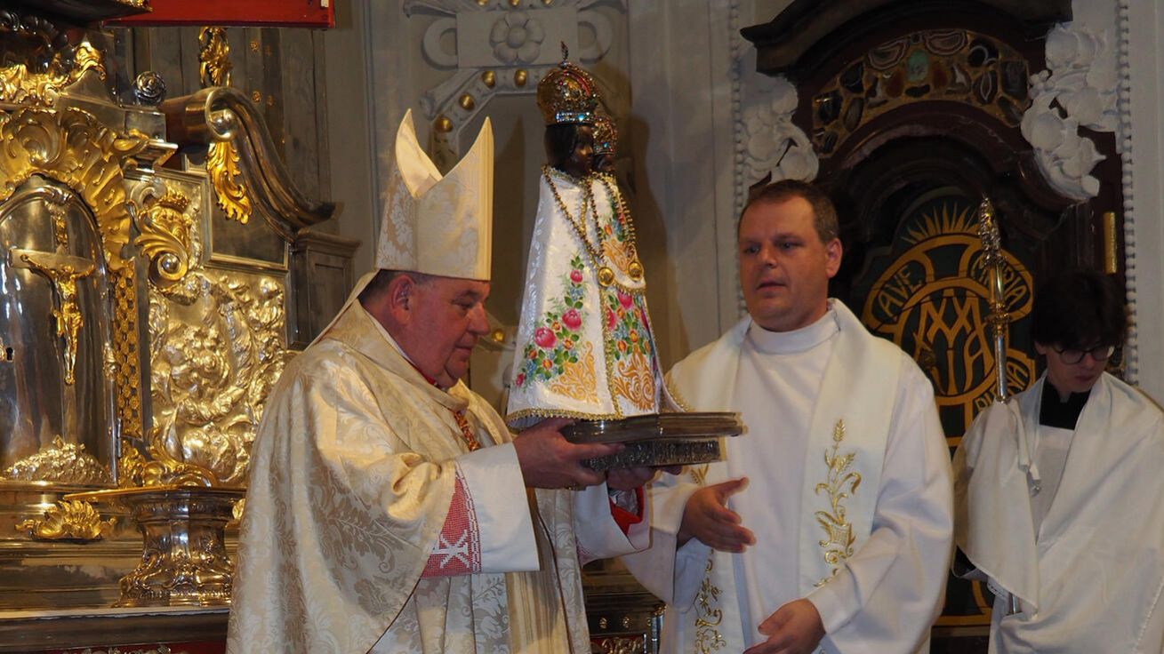 image:Image Kardinál Dominik Duka s poutníky oslavili v neděli 27. srpna výročí 350 let od posvěcení baziliky Nanebevzetí Panny Marie na Svaté Hoře. Po bohoslužbě přenesl kardinál sošku svatohorské madony k uctívání.