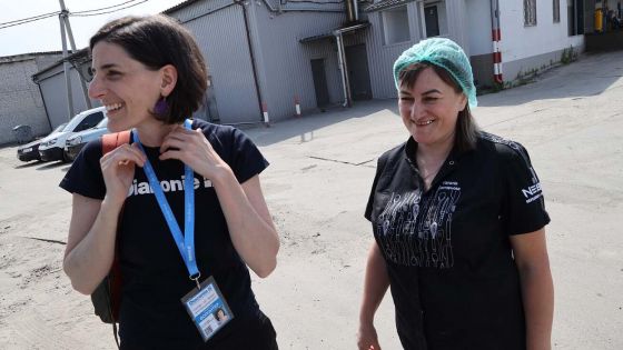 image:Image Kristina Ambrožová (vlevo) při návštěvě míst blízko fronty.