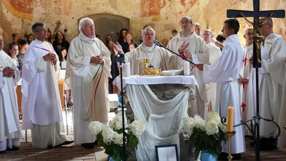 image:Image V Diecézním centru života mládeže Vesmír se v sobotu 25. srpna sešla řada přátel Mons. Pavla Rouska, aby s ním oslavili jeho jubileum.
