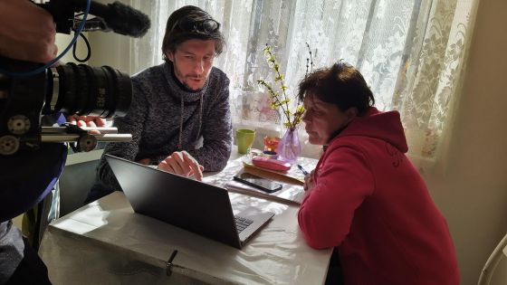 image:Image Podrobný vhled do byznysu s dluhy nabízí seriál České televize V exekuci, dostupný na iVysílání. Ten byl také nedávno ověnčen hlavní cenou Ozvěny chudoby v audiovizuální kategorii Evropskou sítí proti chudobě a sociálnímu vyloučení v České republice (EAPN ČR).