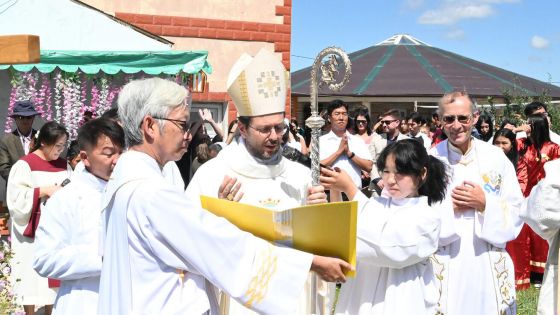 image:Image Farnost Šovó na předměstí mongolského Ulánbátáru má nový kostel, který letos 15. srpna posvětil kardinál Giorgio Marengo. Vpravo od něj je P. Jaroslav Vracovský SDB.
