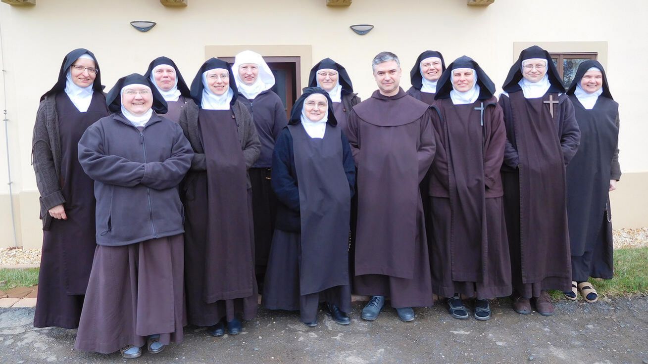 image:Image Návštěva předsedkyně federace sester M. Terezy z Čenstochové (uprostřed) a otce Rafaela z generálního domu v Římě u sester v Drastech.