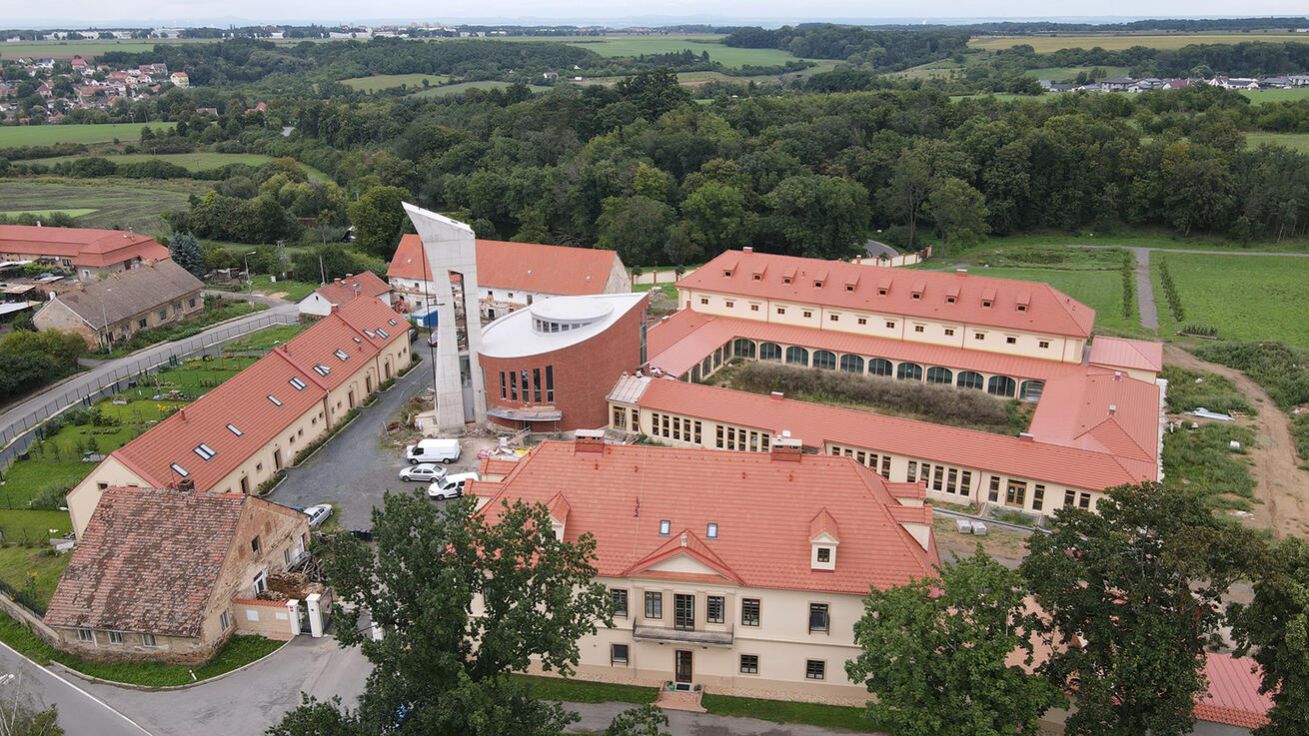 image:Image Aktuální pohled z dronu na rozestavěný klášterní komplex v Drastech.
