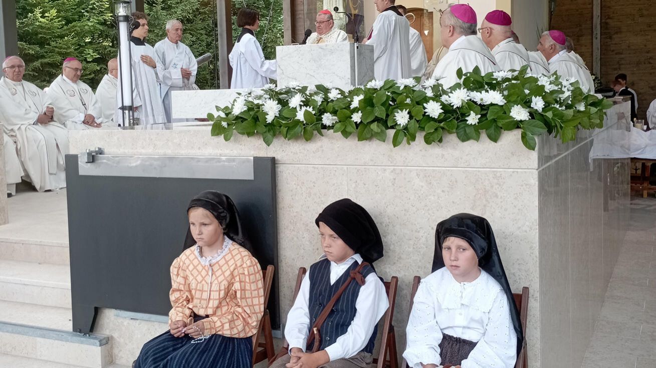 image:Image Před Capelinhou usedly také děti, které při slavnosti připomínaly malé portugalské pasáčky – Lucii, Hyacintu a Františka Martovy, kterým se ve Fatimě zjevovala Panna Maria.