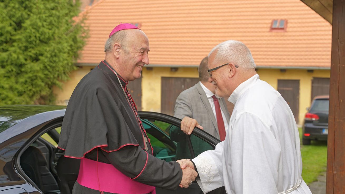 image:Image Arcibiskupa Graubnera přivítal ve farnosti P. Konečný.
