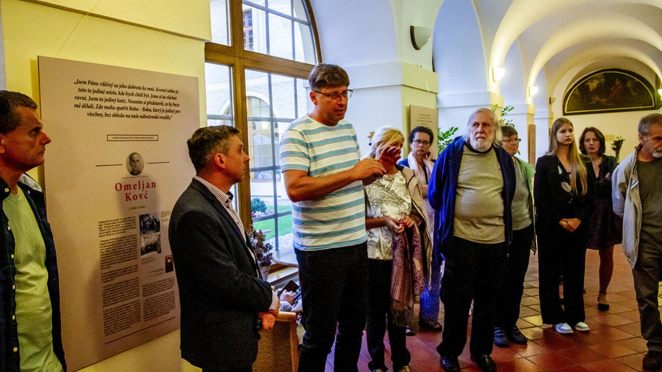 image:Image Výstavu při vernisáži představil historik Petr Blažek.