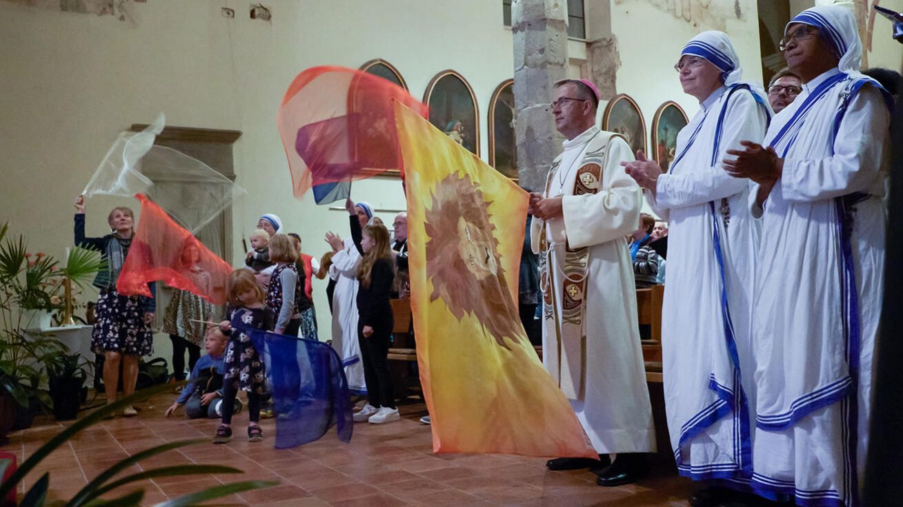 image:Image Modlitební večer završily chvály a také tanec a pro některé věřící i neobvyklá, ale biblická modlitba s prapory.