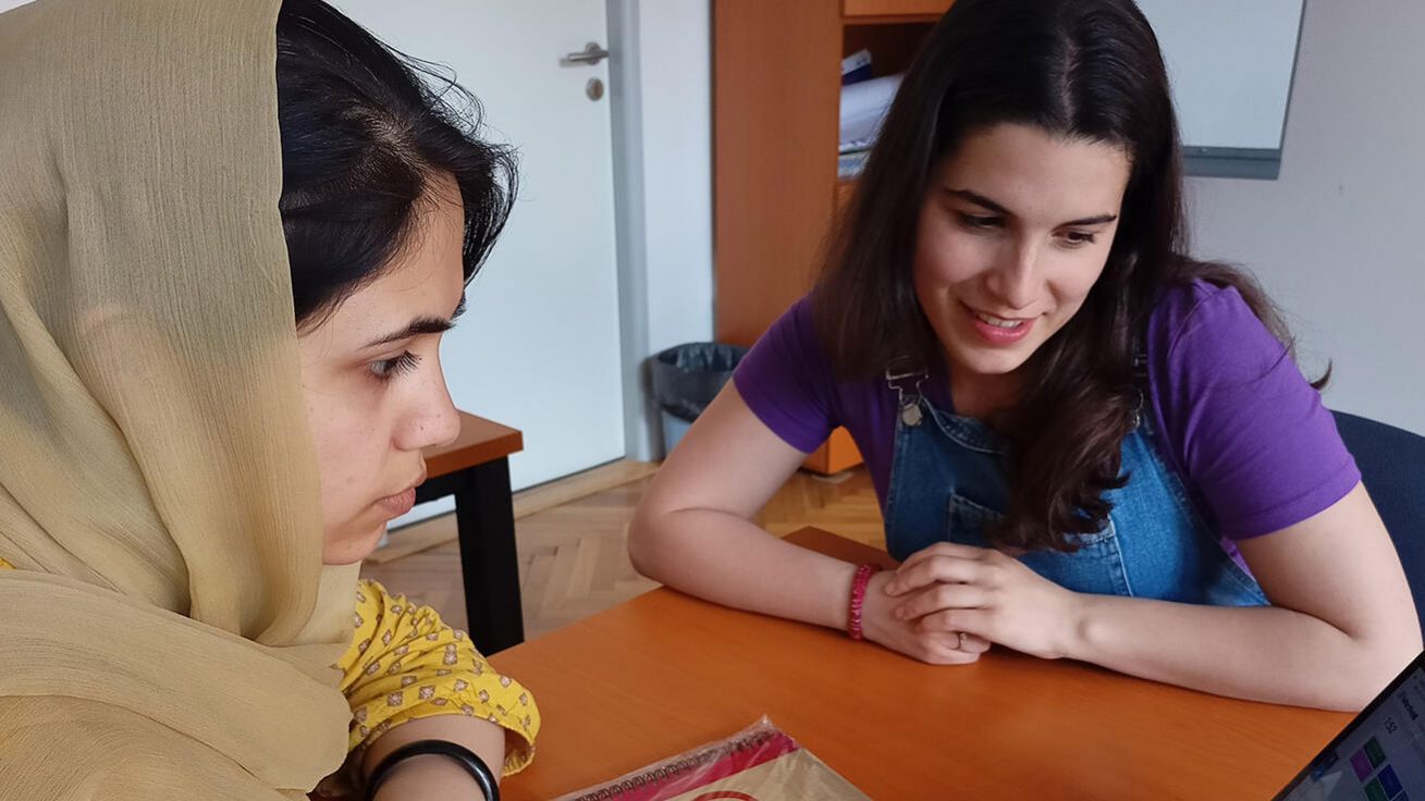 image:Image Mladá dobrovolnice Natalia procvičuje českou konverzaci se středoškolačkou Mursal z Afghánistánu, které to moc pomáhá při studiu. Více o dobrovolnictví také na www.hk.caritas.cz.