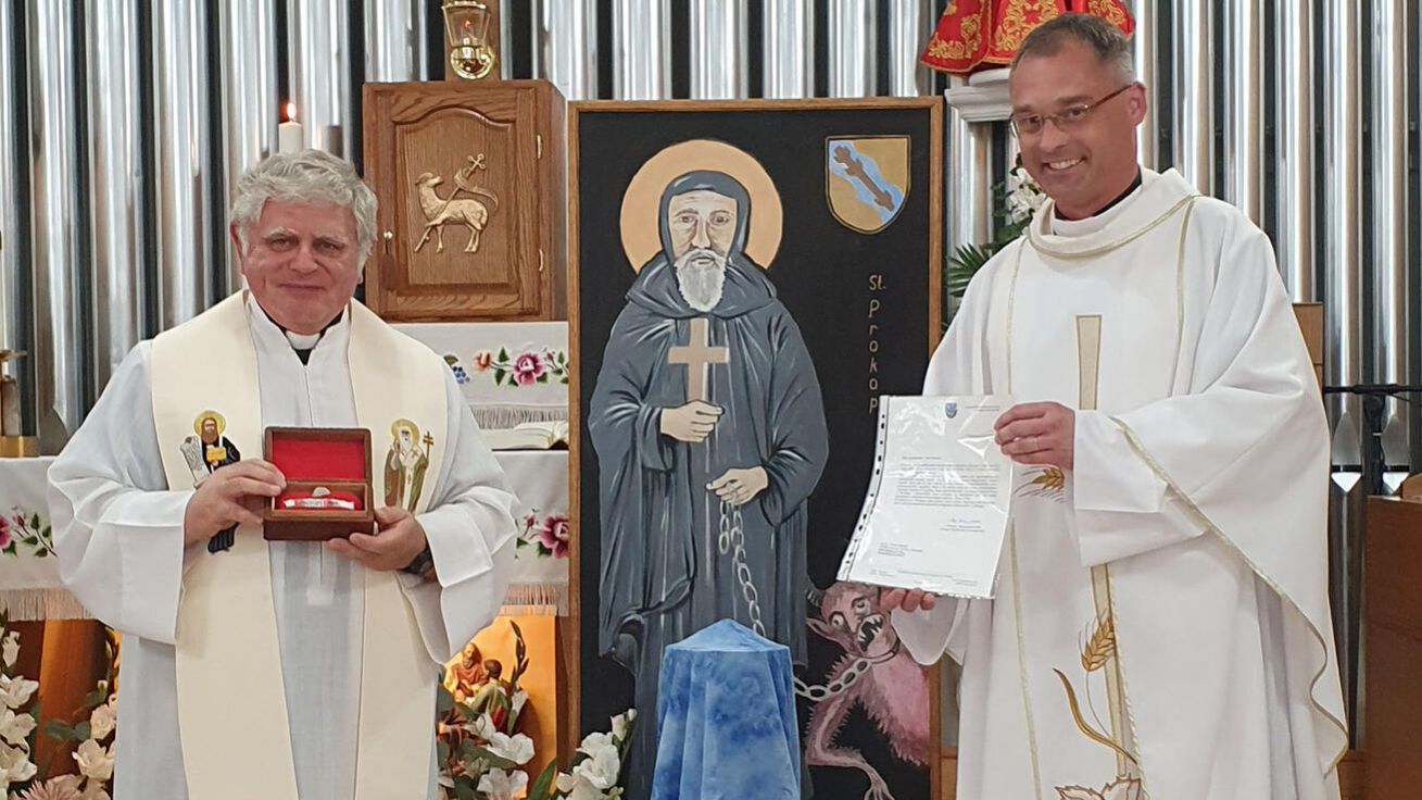 image:Image Organizačně vše zaštítil P. Martin Lanži, který se opravám kostelů na Broumovsku věnuje mnoho let.