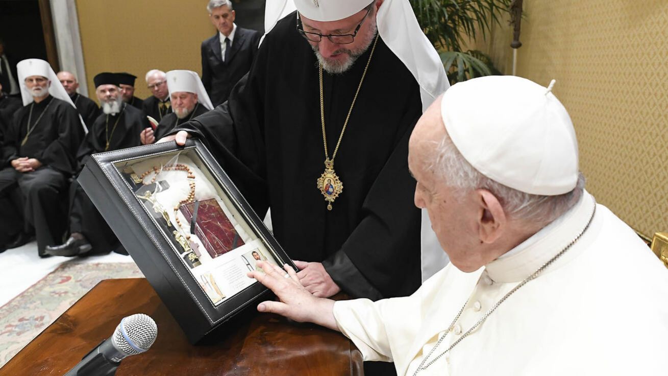 image:Image Arcibiskup Ševčuk předal papeži některé osobní věci dvou ukrajinských kněží zavlečených do Ruska. Františka požádal o pomoc vedoucí k osvobození obou redemptoristů.