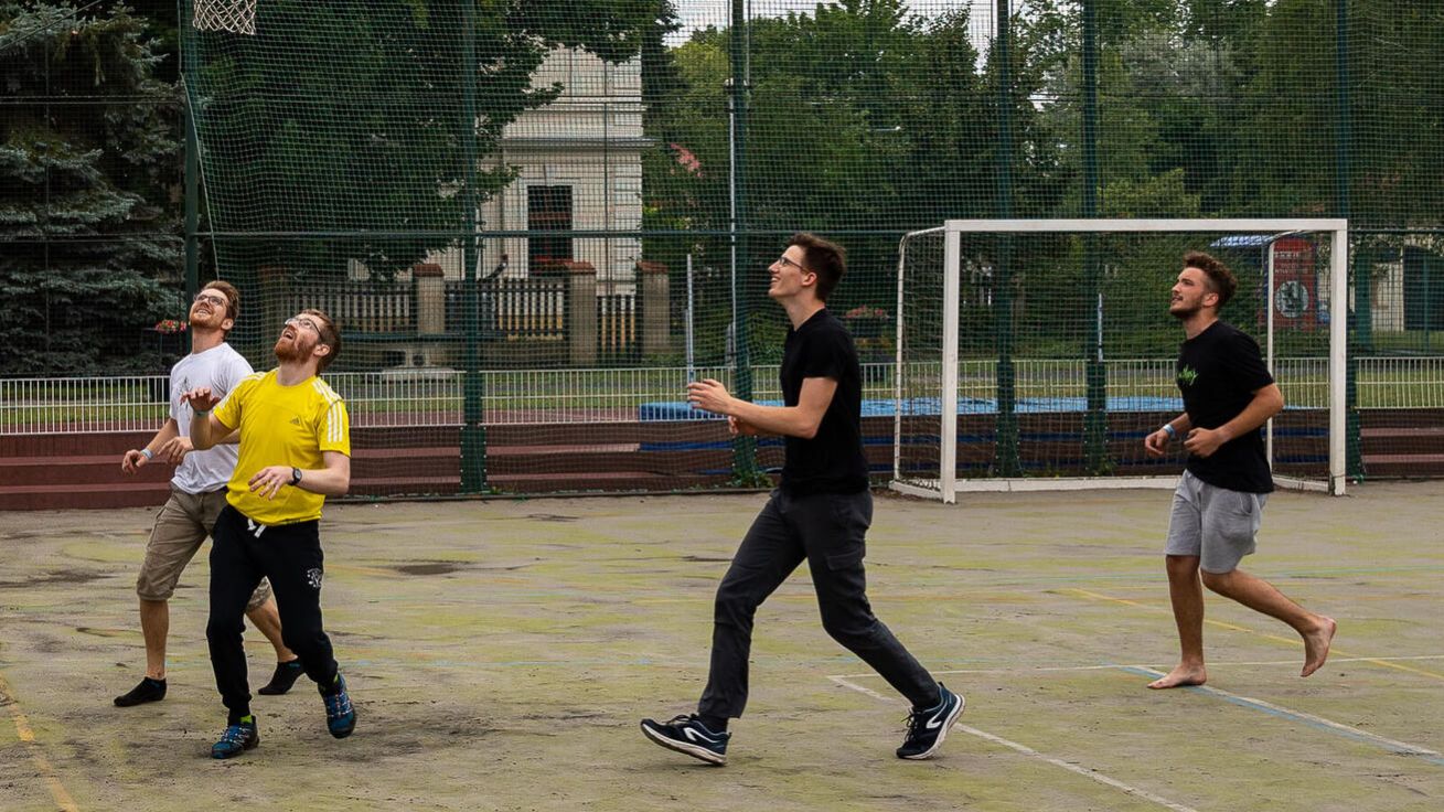 image:Image Kamarádi z hřiště se často stávají i kamarády v jiném terénu života.