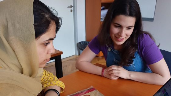 image:Image Mladá dobrovolnice Natalia procvičuje českou konverzaci se středoškolačkou Mursal z Afghánistánu, které to moc pomáhá při studiu. Více o dobrovolnictví také na www.hk.caritas.cz.