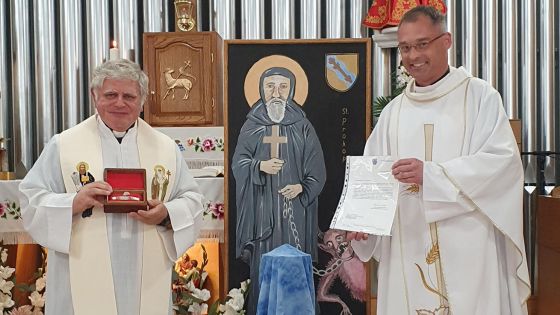 image:Image Organizačně vše zaštítil P. Martin Lanži, který se opravám kostelů na Broumovsku věnuje mnoho let.