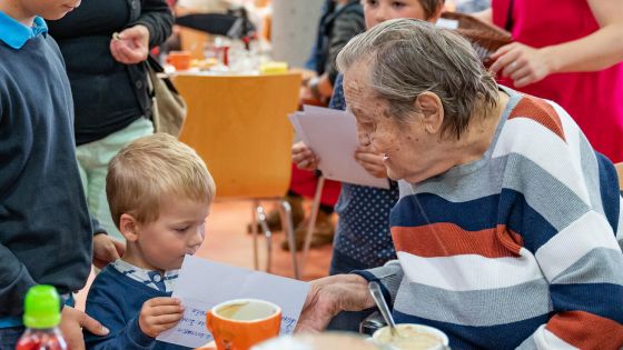 image:Image Ministranti první Pouti domovů a nemocných ke sv. Terezii z Kalkaty rozdávali po mši svaté obrázky a dopisy, které připravily děti z farnosti.