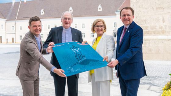 image:Image Program znovuotevření Dómského náměstí v St. Pölten připravila diecéze společně se zástupci města a dolnorakouské spolkové republiky (biskup Alois Schwarz druhý zleva).