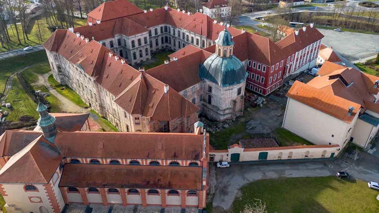 image:Image Klášter v Plasích je mimo jiné také východiskem letos obnovené Staré cesty, která vede do Mariánské Týnice a je součástí evropské Cisterciácké stezky.