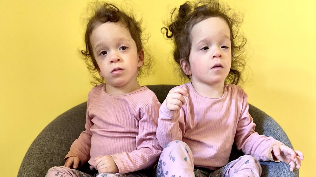 image:Image Dvojčátka Emma a Ella trpí vzácným syndromem CFC, který způsobuje jak opožděný psychomotorický vývoj, tak další zdravotní komplikace, jako je svalová slabost a častá únava, nespavost, nepřibírání na váze nebo pomalý
růst. Nadace Naše dítě přispěla holčičkám na nové zdravotní kočárky celkovou částkou 95 572 korun.