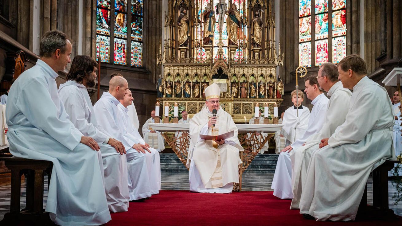 image:Image Sedm nových jáhnů přijalo svěcení v katedrále na Petrově.