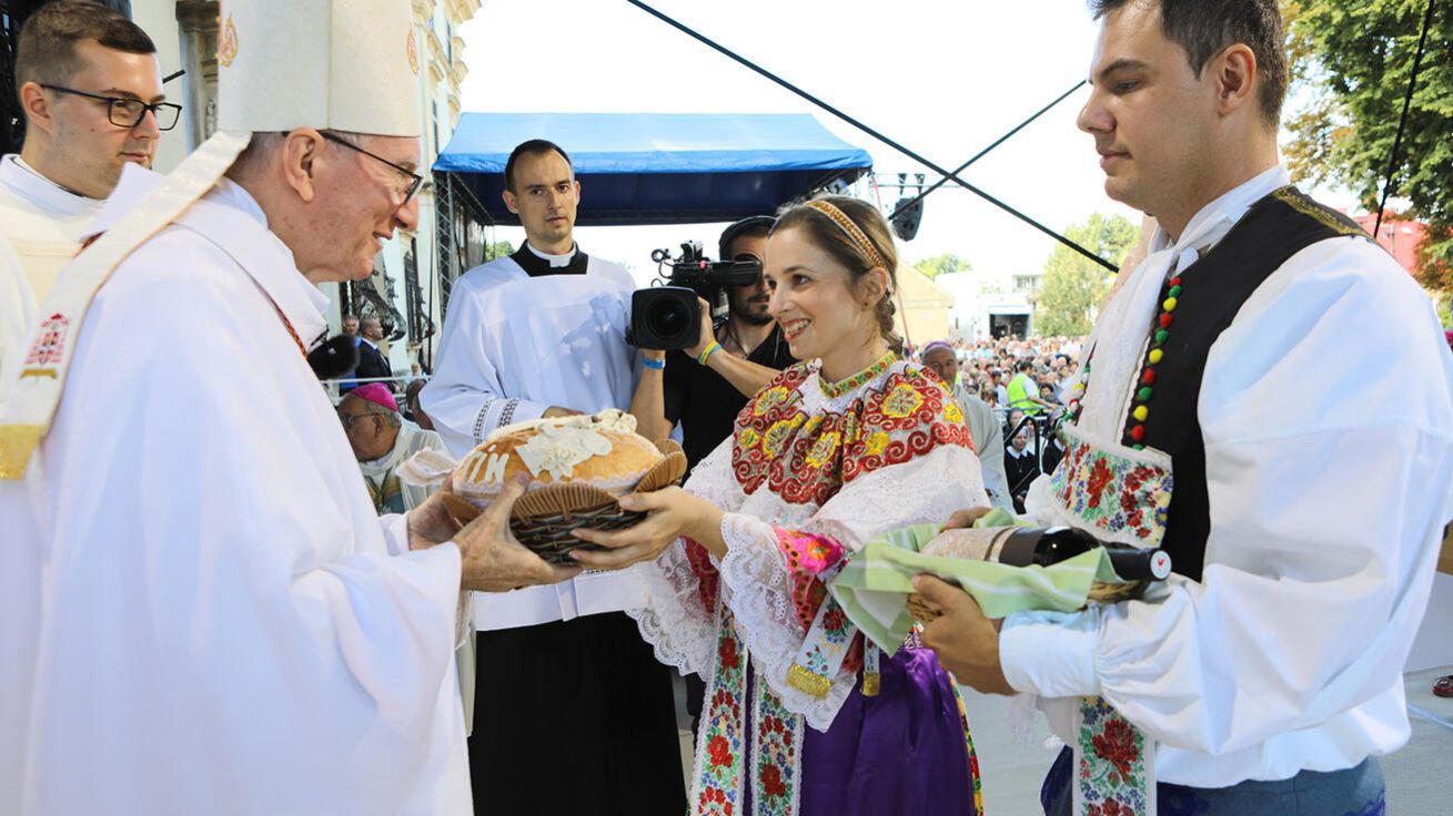 Na národní pouti v Šaštíně přivítaly kardinála Pietra Parolina tisíce poutníků nejen ze Slovenska. image:Image Na národní pouti v Šaštíně přivítaly kardinála Pietra Parolina tisíce poutníků nejen ze Slovenska.