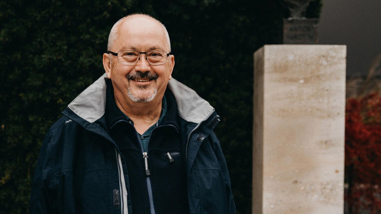 image:Image „Uzavřít smlouvu se Svatým stolcem znamená, že stát je na mezinárodní scéně důvěryhodnější,“ říká profesor Marek Šmid.