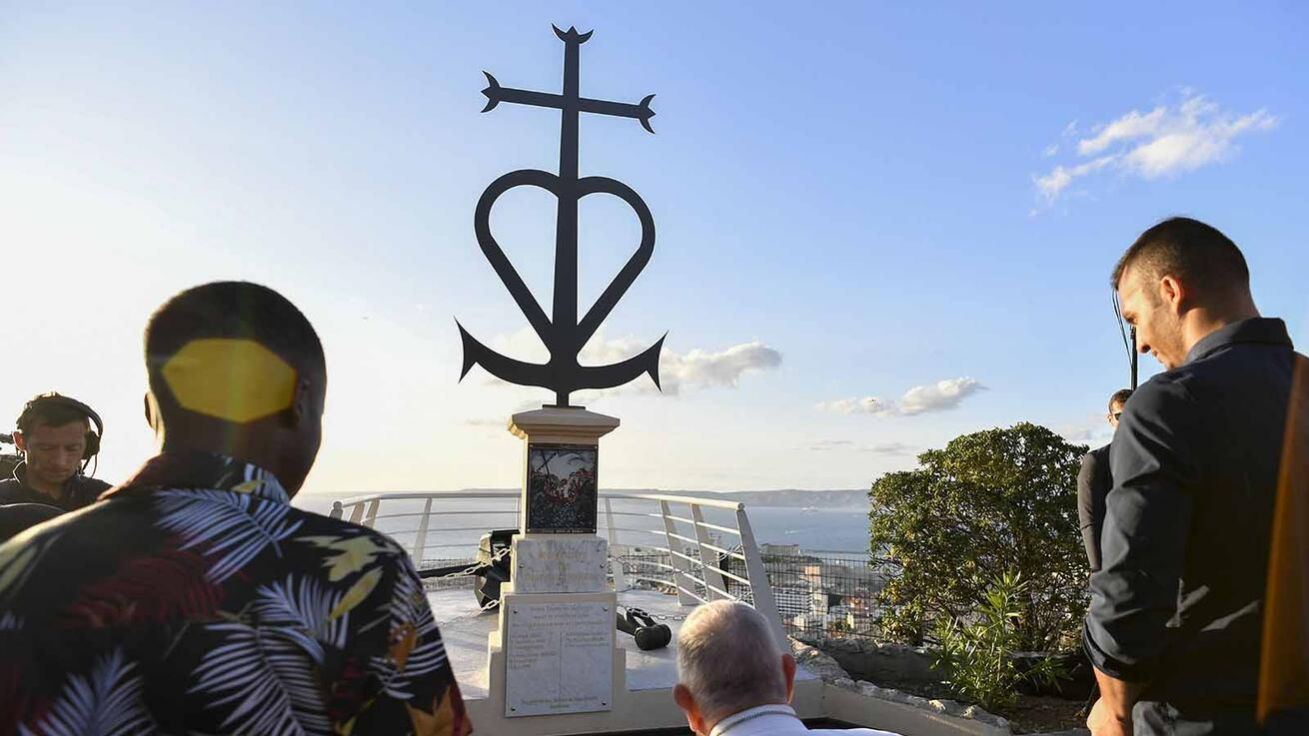 image:Image Papež se za utonulé ve Středozemním moři modlil nad Marseille u památníku ve tvaru kříže, kotvy a srdce – symbolů víry, naděje a lásky. Od roku 2010 je na něm věnování „těm, kteří zahynuli a zmizeli na moři, obětem nelegálního přistěhovalectví“.