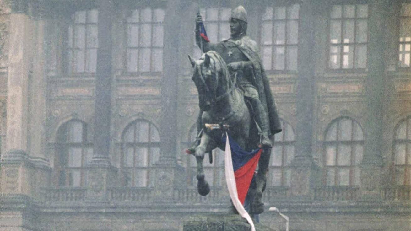 image:Image Pod sochou sv. Václava se často dovoláváme svobody, ale ne všichni vědí, co svoboda obnáší.