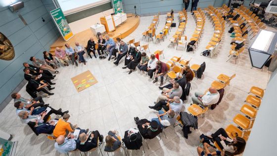 image:Image 30 let spojují Východ se Západem