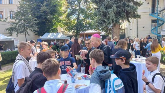 image:Image Arcibiskup Jan Graubner se studenty církevních škol.