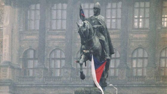 image:Image Pod sochou sv. Václava se často dovoláváme svobody, ale ne všichni vědí, co svoboda obnáší.