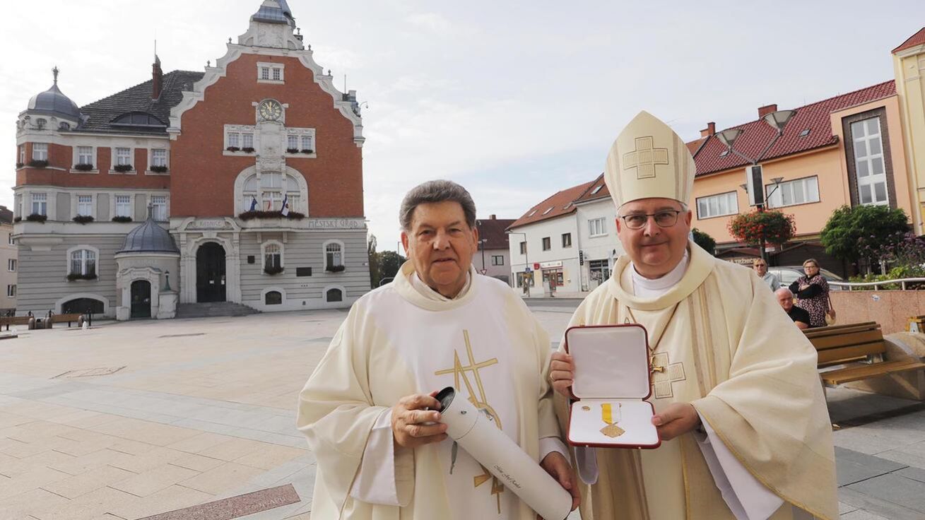 image:Image Hodonínský děkan převzal z rukou biskupa čestný kříž Pro Ecclesia et Pontifice.