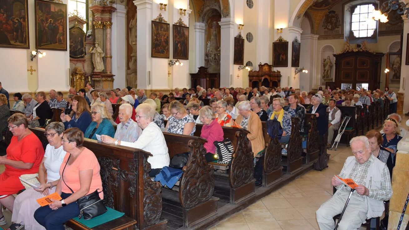 image:Image Senioři z celé diecéze zaplnili kostel Panny Marie v Hradci Králové.
