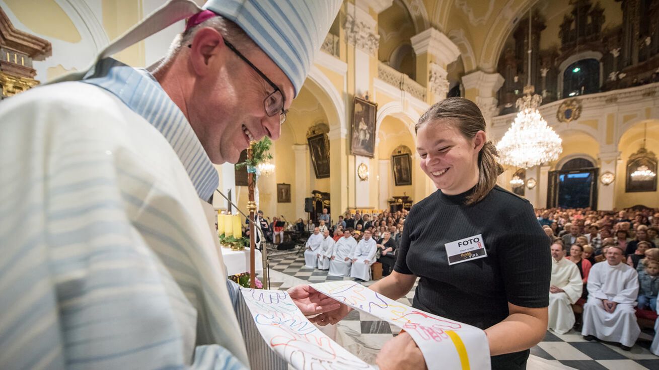 image:Image Děti i dospělí během aktivit za bazilikou vytvořili pro biskupa Martina Davida originální štolu z otisků rukou symbolizující Boží lid diecéze.