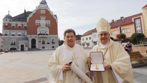 Biskup předal vyznamenání papeže image:Image Biskup předal vyznamenání papeže